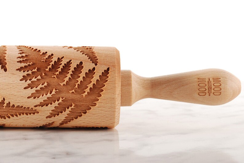 Beech wood rolling pin with botanical pattern – perfect Christmas or Easter gift