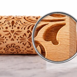 Rolo de massa em relevo Rosemaling: cozimento de biscoitos de arte popular norueguesa imagem 4