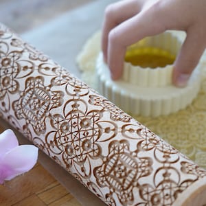 Embossed rolling pin lace – wooden cookie roller, vintage floral design, rustic baking, handmade family gift for kitchen