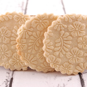 Cookies with floral design, made with embossing rolling pins.