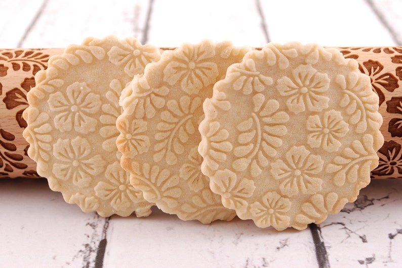 Cookies with floral design, made with embossing rolling pins.