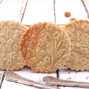 Cookies with floral design, made with embossing rolling pins.