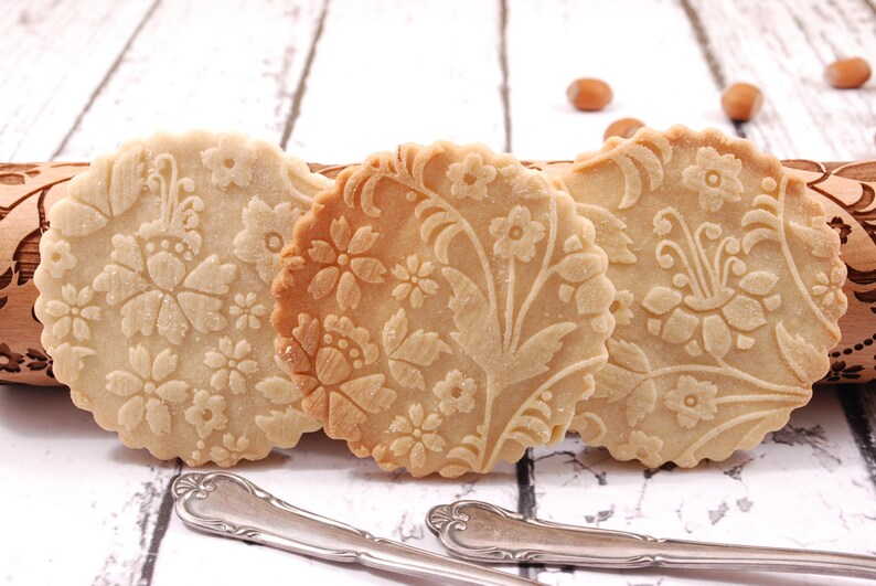 Cookies with floral design, made with embossing rolling pins.