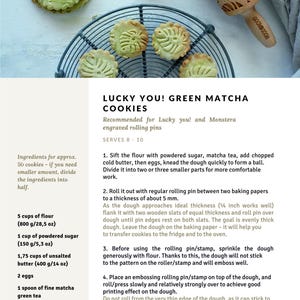 Puede incluir: Galletas de matcha verde con dise&ntilde;o de hojas, presentadas en una rejilla. La imagen incluye un rodillo de madera con un patr&oacute;n de hojas y una cuchara peque&ntilde;a con polvo de matcha. El texto "LUCKY YOU! GREEN MATCHA COOKIES" es visible.