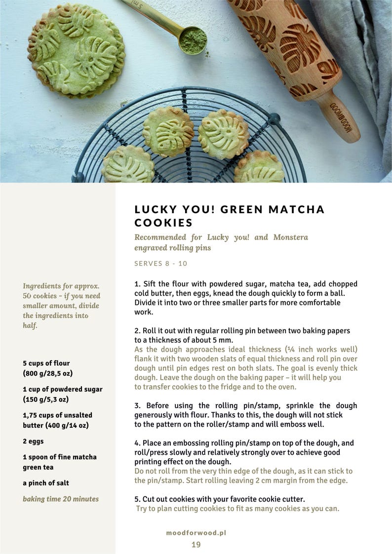 Puede incluir: Galletas de matcha verde con dise&ntilde;o de hojas, presentadas en una rejilla. La imagen incluye un rodillo de madera con un patr&oacute;n de hojas y una cuchara peque&ntilde;a con polvo de matcha. El texto "LUCKY YOU! GREEN MATCHA COOKIES" es visible.