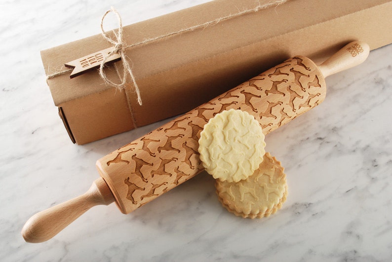 Wooden rolling pin with deep laser engraving – sustainable and durable kitchen tool