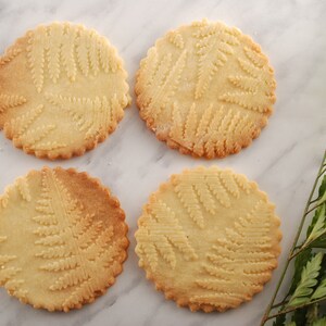 Embossed fern rolling pin – festive cookies with forest-inspired design