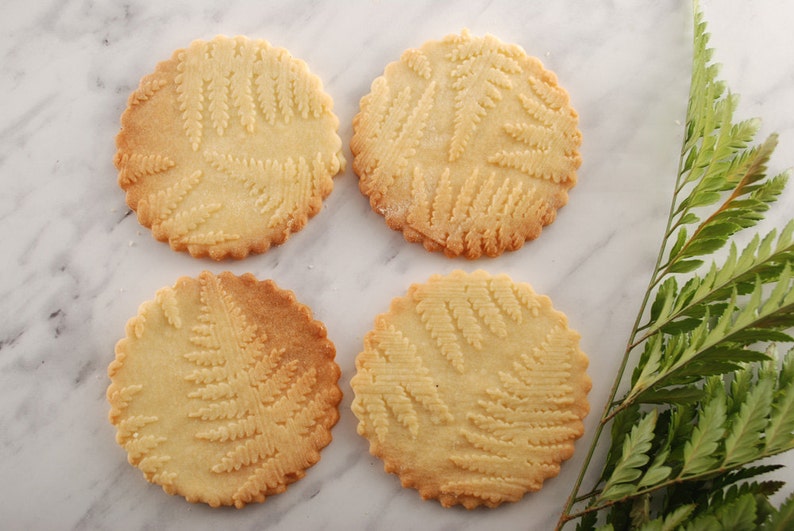 Embossed fern rolling pin – festive cookies with forest-inspired design