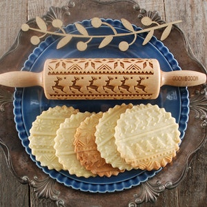 NORWEGERPULLOVER - MINI  graviertes Nudelholz für Kekse, Teigroller aus Holz, Holzrolle mit Griffen, mit Muster für Kuchen, Ø 4,5cm x 25cm