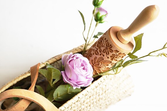 Rouleau à Pâtisserie En Bois Gravé Motif Rose - 35 Cm - Pour Pâte à Biscuits, Fondant, Cookies - Accessoire Cuisine Écologique