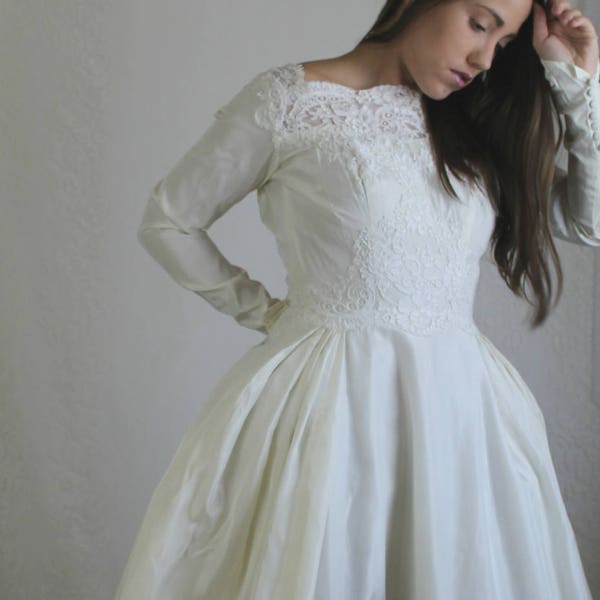 60s Ivory Long Sleeve Wedding Dress // Vintage Full Skirt Lace Cream Winter Bridal Gown // Size: S