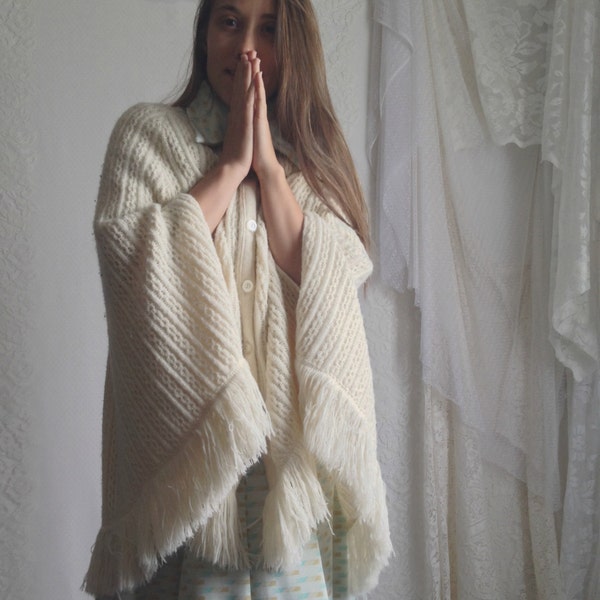 70s White Knit Poncho // Vintage Salle Gee Cable Knit Shawl with Fringe // Size: S/M
