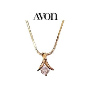 Avon Crystal Solitaire Stone Pendant Necklace Choker Gold Tone Vintage Flat Weaved Link Chain Lobster Claw Clasp