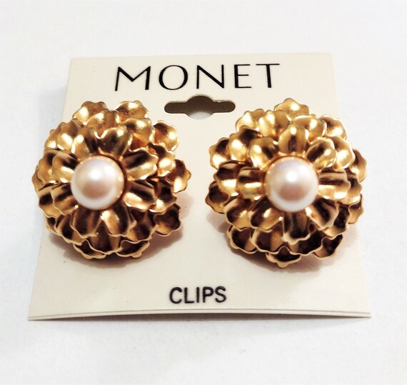 Monet Pearl Flower Clip On Earrings Gold Tone Vin… - image 9