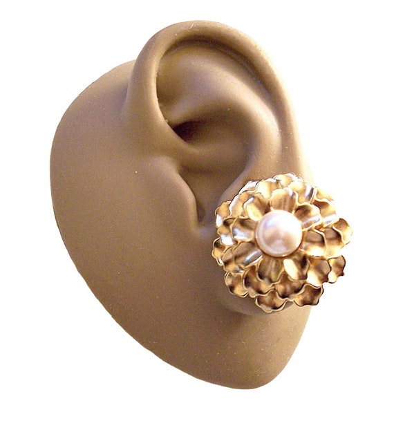 Monet Pearl Flower Clip On Earrings Gold Tone Vin… - image 2