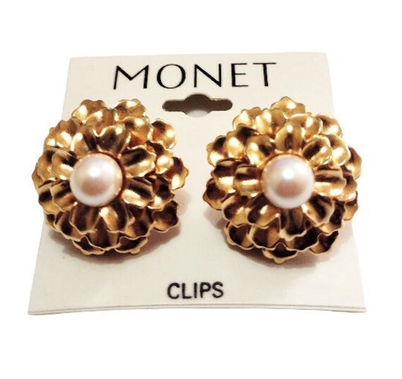 Monet Pearl Flower Clip On Earrings Gold Tone Vin… - image 3