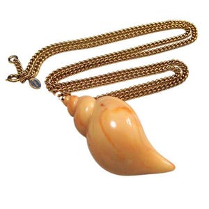 Avon Orange White Conch Shell Necklace Link Chain Gold Tone Vintage 1975 Sea Swirl Lucite Pendant Flat Weaved Serpentine Weaved Strand