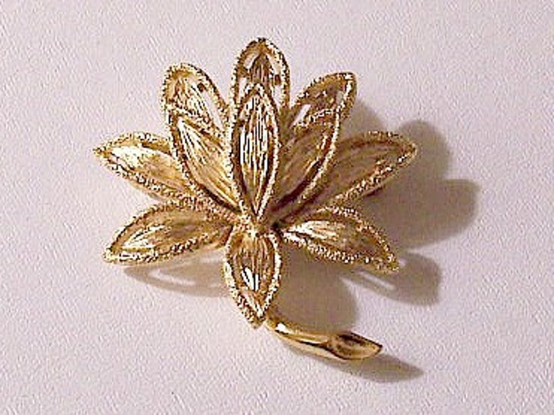 Avon Flower Leaf Pin Brooch Gold Tone Vintage 1971 Precious Etsy