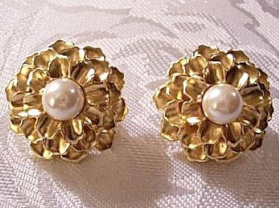 Monet Pearl Flower Clip On Earrings Gold Tone Vin… - image 10