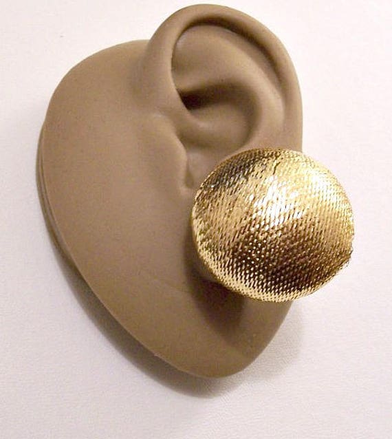 Vintage Shiny Black Dome Round Button Style Clip On Earrings Vintage Shiny Black Dome Round Button Style Clip On Earrings