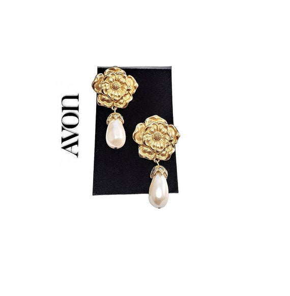 9mm White Simulated Pearl and Silver Diamond Shape Layered Dangle Earrings 9mm White Simulated Pearl and Silver Diamond Shape Layered Dangle Earrings