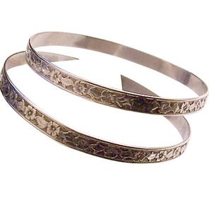 Puede incluir: Un juego de tres tazas de cerámica con un acabado mate moteado. Las tazas son en tonos crema, gris claro y gris oscuro. Cada taza tiene un diseño simple y minimalista, ideal para café o té.