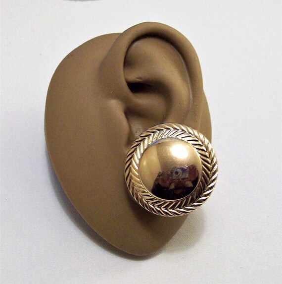 Vintage gold tone leaf buttons