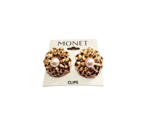 Monet Pearl Flower Clip On Earrings Gold Tone Vin… - image 1