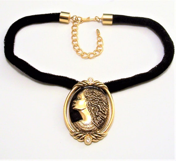Avon Black Woman Cameo Necklace Gold Tone Vintage Regal Beauty Coreen Simpson Velvet Cord Adjustable Link Chain