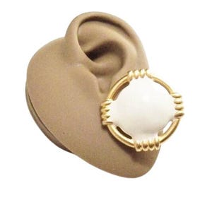 White Cream Open Ring Disc Clip On Earrings Satin Gold Tone Vintage Slotted Edges Ribbed Accents Textured Backs
