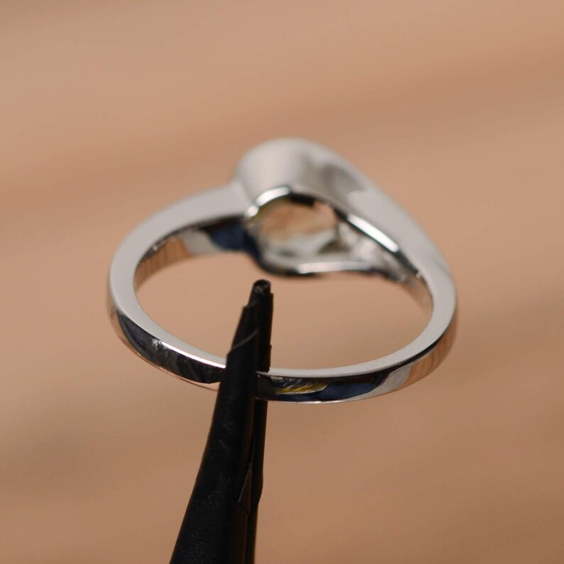 Anillo de amatista verde de corte redondo, anillo de plata de ley con piedras preciosas y engaste de bisel. imagen 3