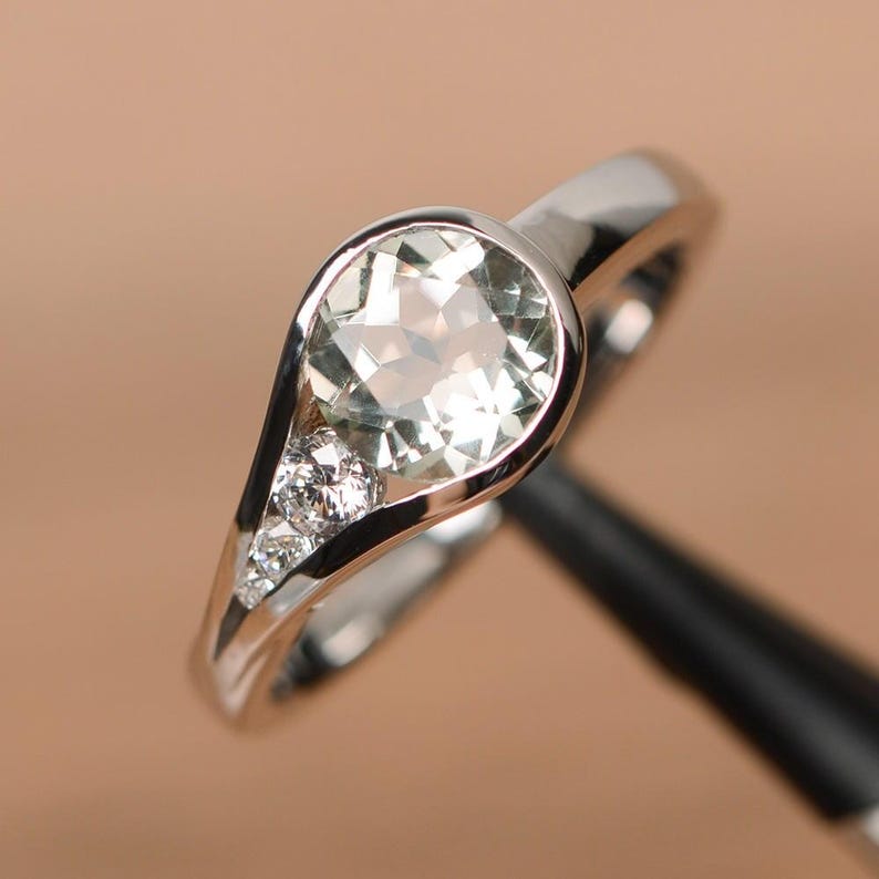 Anillo de amatista verde de corte redondo, anillo de plata de ley con piedras preciosas y engaste de bisel. imagen 1