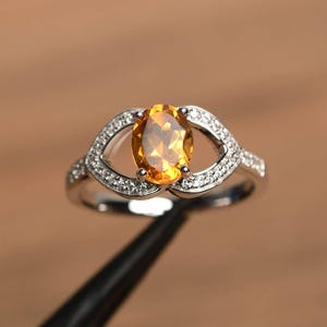 Anillo de compromiso único de citrino con corte ovalado en plata de ley y piedra amarilla, anillo con piedra natal de noviembre.