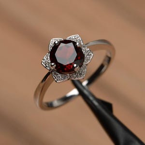 Anillo de bodas floral de granate de corte redondo en plata de ley, anillo con piedra de nacimiento de enero