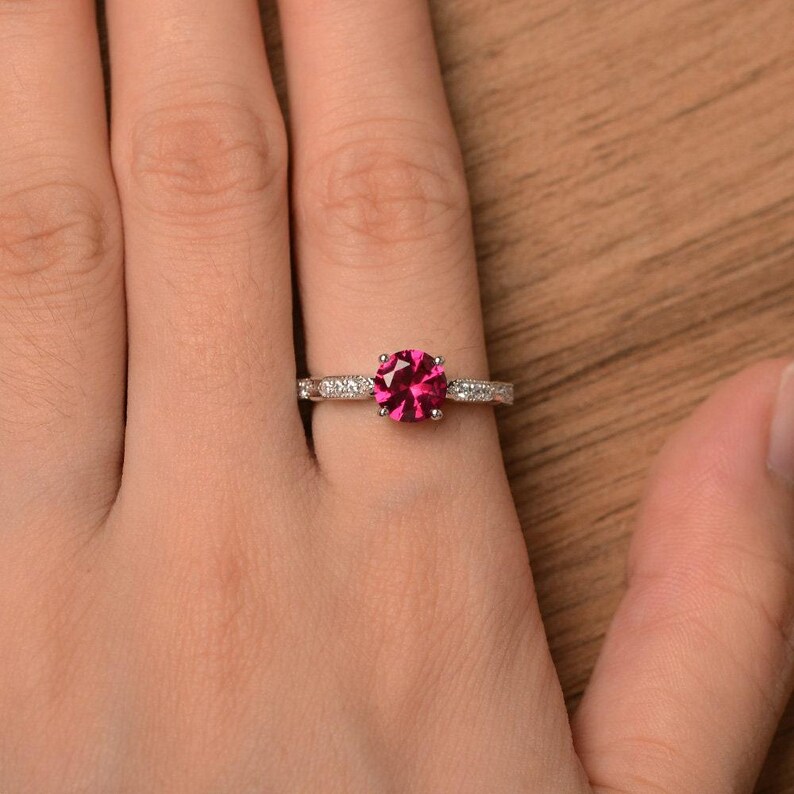 rode robijn ring rond geslepen sterlingzilveren ring juli geboortesteenring verlovingsring voor haar afbeelding 4