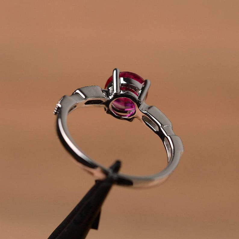 rode robijn ring rond geslepen sterlingzilveren ring juli geboortesteenring verlovingsring voor haar afbeelding 3