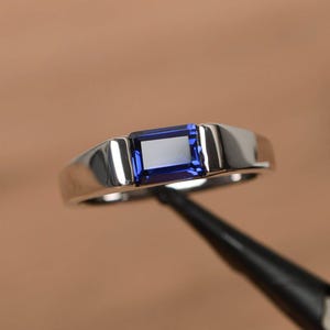 Anillo de propuesta con zafiro azul, corte esmeralda, anillo este-oeste, piedra natal de septiembre, anillo minimalista de plata esterlina.