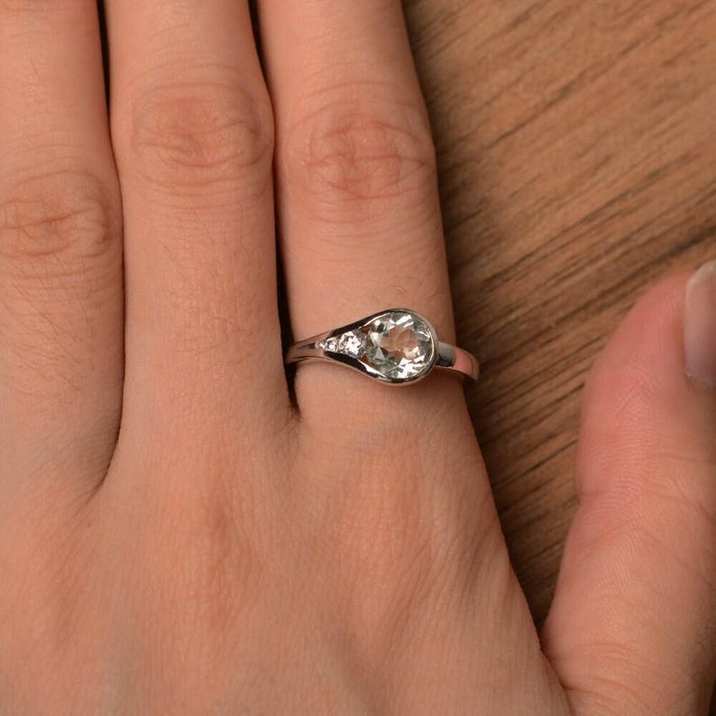 Anillo de amatista verde de corte redondo, anillo de plata de ley con piedras preciosas y engaste de bisel. imagen 4