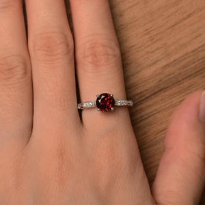 Anillo de granate rojo con piedra preciosa roja de talla brillante, anillo con piedra natal de enero, anillo de novia para mujer imagen 4