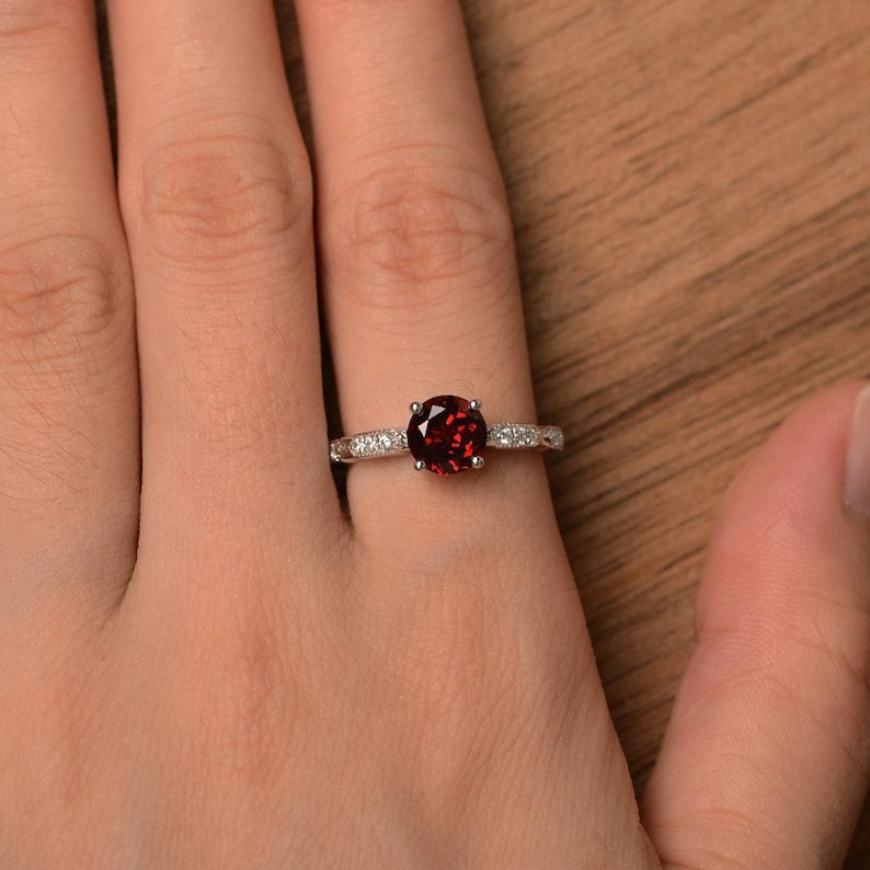 Anillo de granate rojo con piedra preciosa roja de talla brillante, anillo con piedra natal de enero, anillo de novia para mujer imagen 4