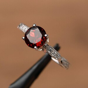 Anillo de granate rojo con piedra preciosa roja de talla brillante, anillo con piedra natal de enero, anillo de novia para mujer imagen 2