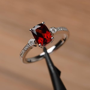 Anillo de compromiso de granate genuino, anillo de plata esterlina maciza de corte cojín alargado, piedra natal de enero