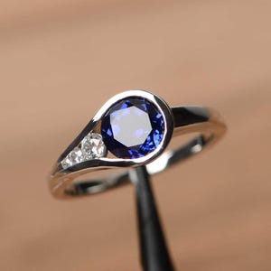 Anillo de compromiso de zafiro azul de laboratorio delicado, plata esterlina, engaste de medio bisel, piedra natal de septiembre, promesa de boda, anillo brial, regalo para ella