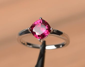 anello di fidanzamento, anello con rubino, pietra portafortuna di luglio, pietra preziosa rossa, gemme taglio cuscino, anello in argento sterling