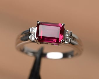 赤いルビーの指輪、7月の誕生石の指輪、エメラルドカットの赤い宝石の指輪、女性のための記念指輪