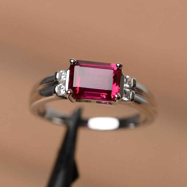 Anillo de rubí rojo, anillo con piedra natal de julio, anillo con piedra preciosa roja de corte esmeralda, anillo de aniversario para mujer imagen 1