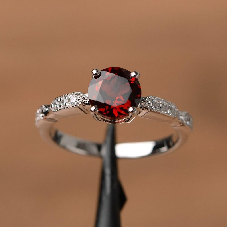 Anillo de granate rojo con piedra preciosa roja de talla brillante, anillo con piedra natal de enero, anillo de novia para mujer imagen 1