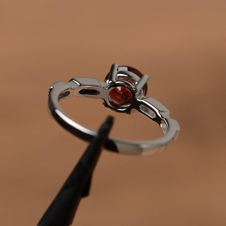 Anillo de granate rojo con piedra preciosa roja de talla brillante, anillo con piedra natal de enero, anillo de novia para mujer imagen 3