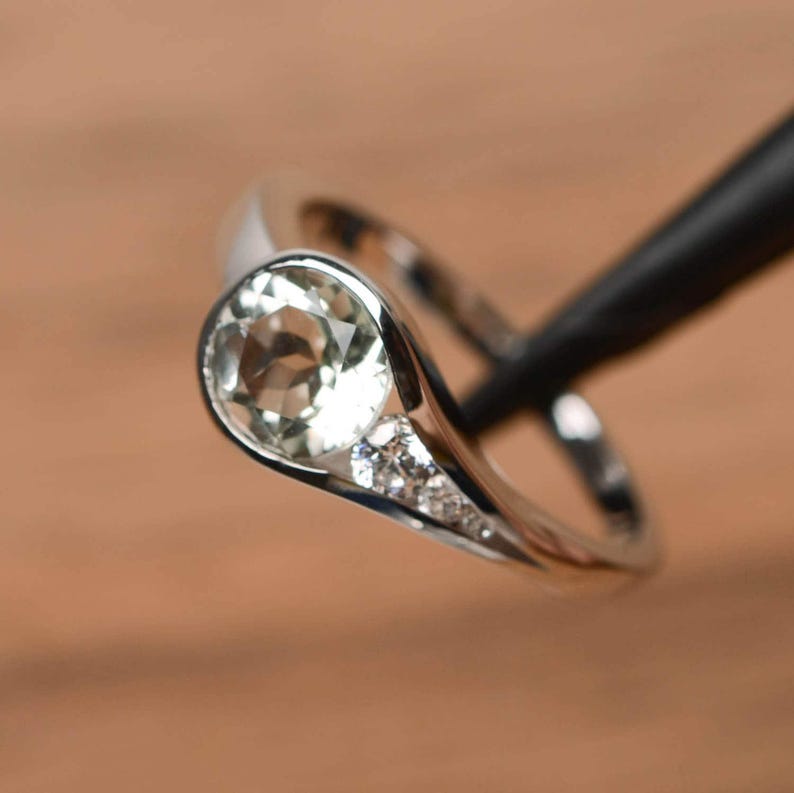 Anillo de amatista verde de corte redondo, anillo de plata de ley con piedras preciosas y engaste de bisel. imagen 2