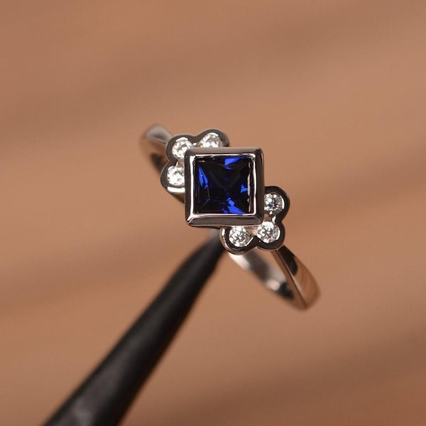 Anillo de compromiso con zafiro y engaste de bisel, piedra azul de corte princesa, piedra de nacimiento de septiembre.